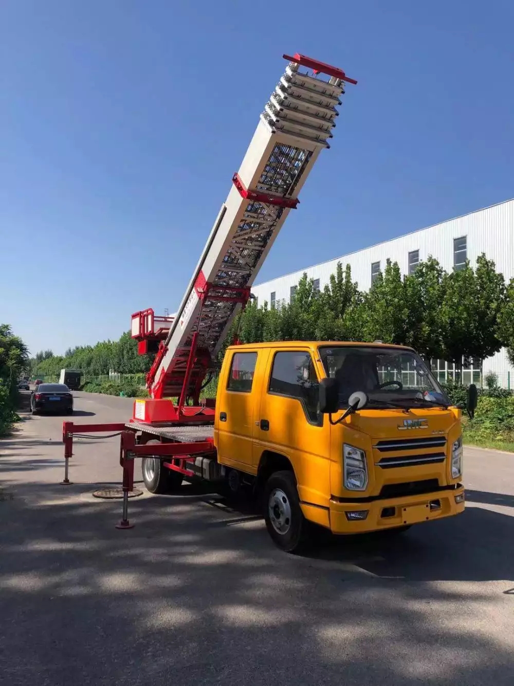 唐山古冶附近的云梯车出租服务：轻松解决高空作业需求